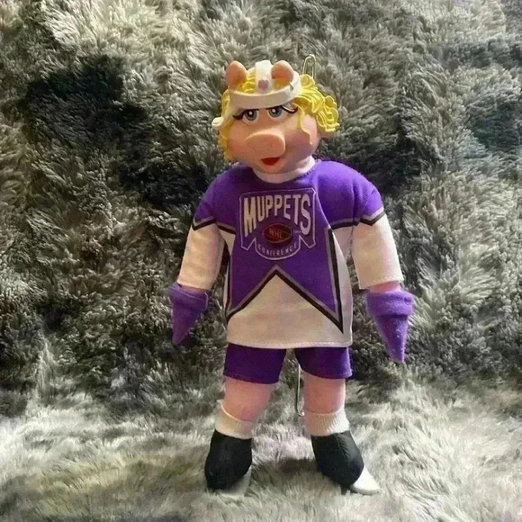 Vintage McDonalds 1995 Hockey  Miss Piggy
NHL and Vintage 1981 Miss Piggy Glass - Picture 2 of 16